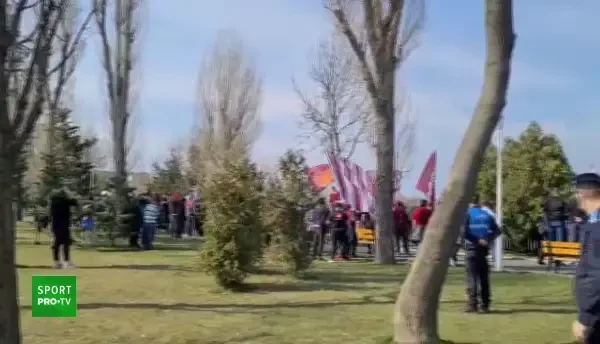 VIDEO | Fanii Rapidului au facut SPECTACOL la meciul decisiv cu Metaloglobus! Au urmarit partida printre copiii care se jucau in parc