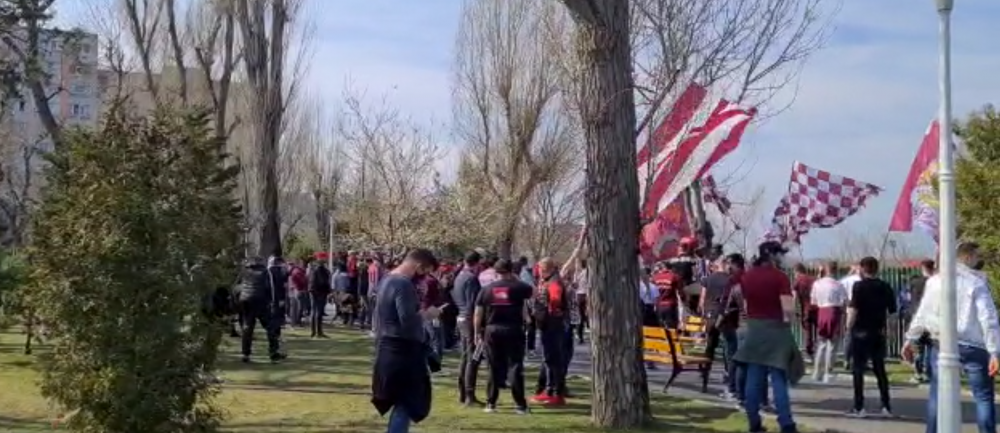 VIDEO | Fanii Rapidului au facut SPECTACOL la meciul decisiv cu Metaloglobus! Au urmarit partida printre copiii care se jucau in parc