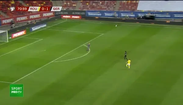 Iesire neinspirata a lui Neuer! Puscas ii fura mingea lui Klostermann si incearca sa ii paseze lui Tanase, dar Rudiger respinge