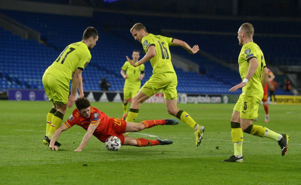 Nebunie in meciul lui Hategan! Bale i-a dat un cot si milioane de oameni au sarit sa-l atace! E implicat jucatorul acuzat de abuz rasist la meciul lui Ianis si Stanciu