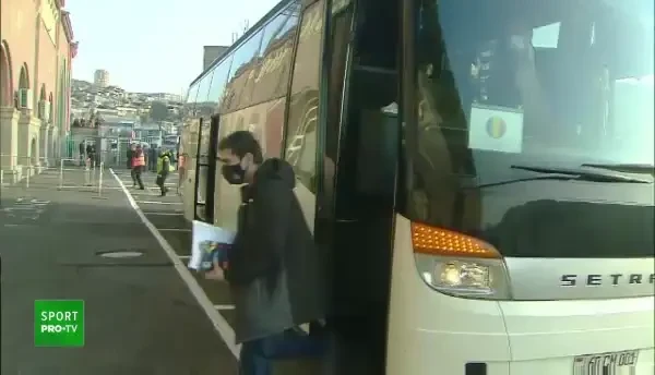 N-au intrat fara testul Covid! :) Jucatorii nationalei au facut COADA la intrarea in stadion