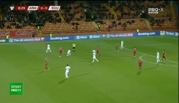 OCAZIE ROMANIA! Lovitura libera pentru nationala lui Radoi! Stanciu executa perfect si trimite puternic spre vinclu, dar portarul respinge