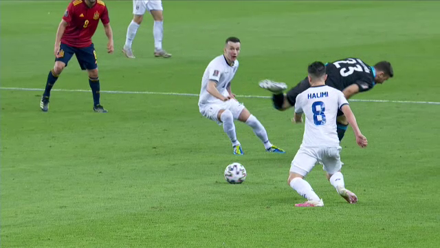 Pana si vedetele de la Barca si Real aplauda asa ceva! Kosovo a marcat un gol magic in fata Spaniei: lob superb de la centrul terenului! Faza care face inconjurul lumii_7