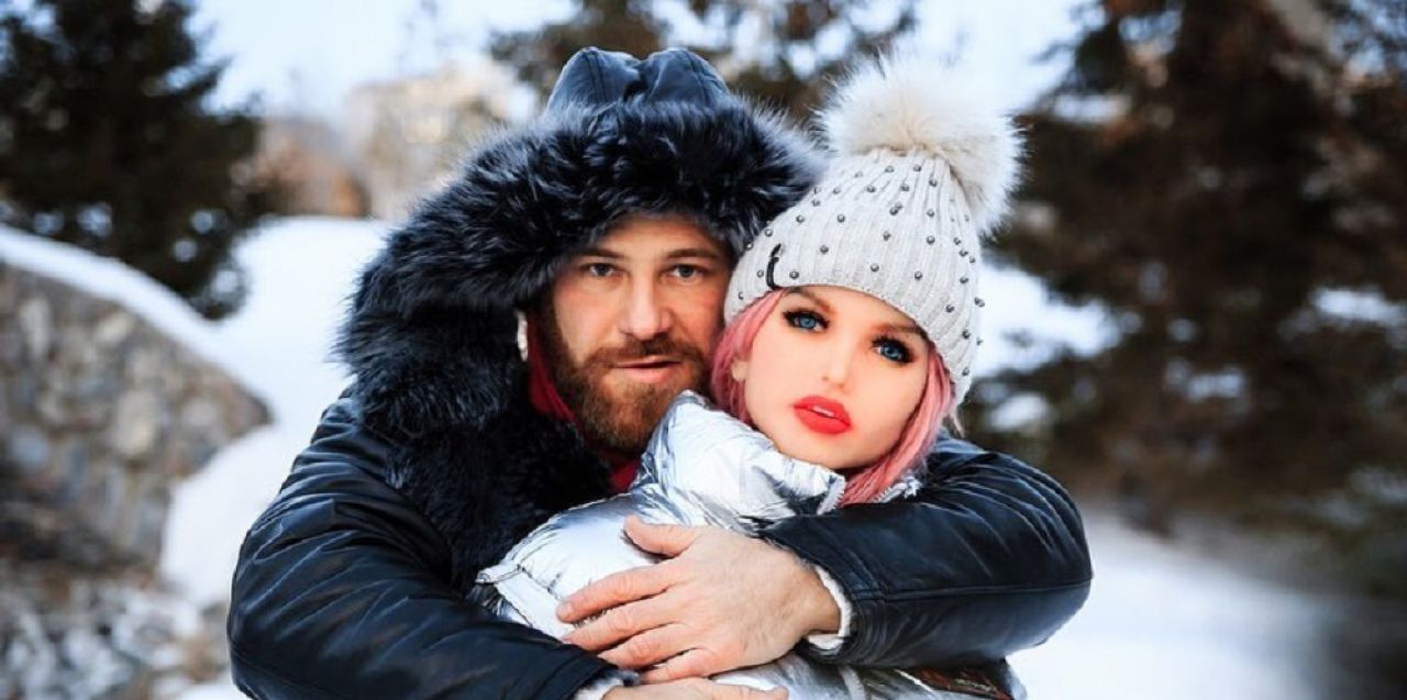 Barbatul care a divortat de papusa gonflabila cu care era casatorit de 3 luni si-a prezentat noua 'iubita'! Ce plan nebun are culturistul _1