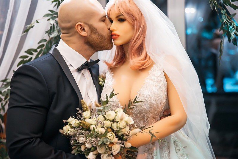 Barbatul care a divortat de papusa gonflabila cu care era casatorit de 3 luni si-a prezentat noua 'iubita'! Ce plan nebun are culturistul _5