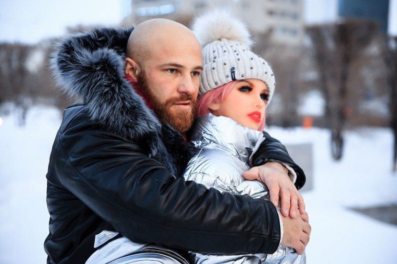 Barbatul care a divortat de papusa gonflabila cu care era casatorit de 3 luni si-a prezentat noua 'iubita'! Ce plan nebun are culturistul _7