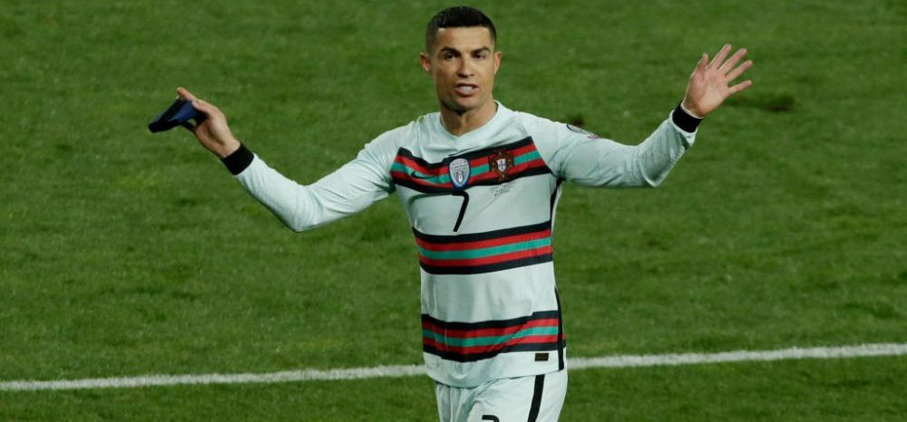 Furia lui Ronaldo salveaza vieti! Suma incredibila pentru care a fost vanduta la licitatie banderola pe care capitanul Portugaliei a aruncat-o de nervi