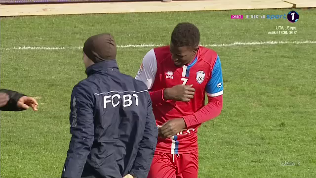 Croitoru si-a varsat o sticla de apa in cap, jucatorilor nu le-a venit sa creada. Reactie incredibila pentru Botosani dupa 1-0 cu Viitorul_8