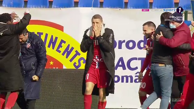 Croitoru si-a varsat o sticla de apa in cap, jucatorilor nu le-a venit sa creada. Reactie incredibila pentru Botosani dupa 1-0 cu Viitorul_11