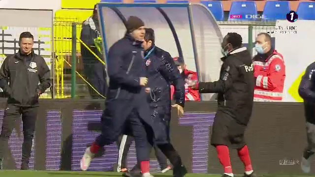 Croitoru si-a varsat o sticla de apa in cap, jucatorilor nu le-a venit sa creada. Reactie incredibila pentru Botosani dupa 1-0 cu Viitorul_12
