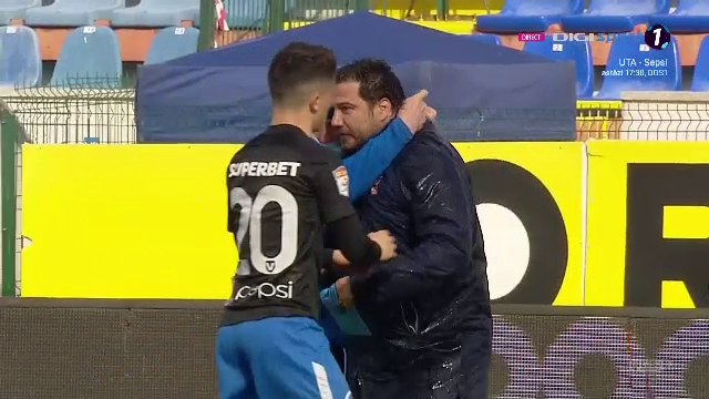 Croitoru si-a varsat o sticla de apa in cap, jucatorilor nu le-a venit sa creada. Reactie incredibila pentru Botosani dupa 1-0 cu Viitorul_15