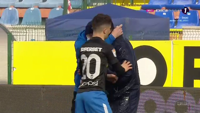 Croitoru si-a varsat o sticla de apa in cap, jucatorilor nu le-a venit sa creada. Reactie incredibila pentru Botosani dupa 1-0 cu Viitorul_17