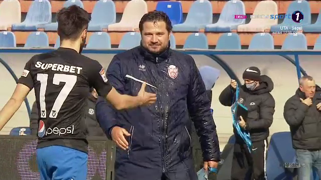 Croitoru si-a varsat o sticla de apa in cap, jucatorilor nu le-a venit sa creada. Reactie incredibila pentru Botosani dupa 1-0 cu Viitorul_19