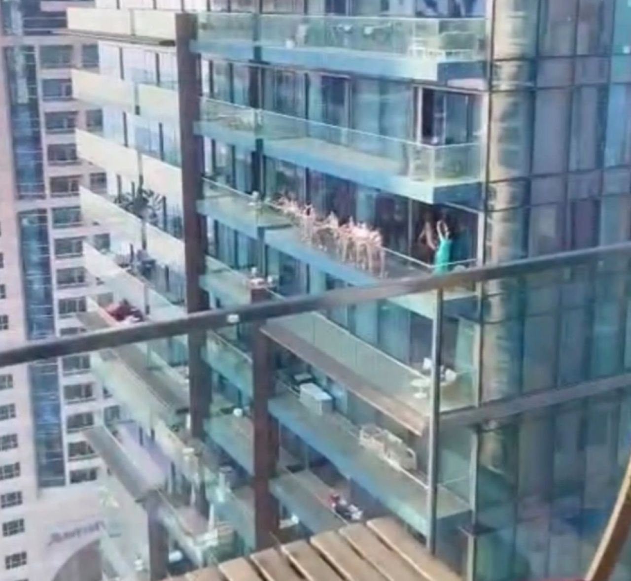 E stirea care face inconjurul lumii! S-au dezbracat complet si au iesit pe balcon sa faca poze! Au fost arestate imediat dupa _1