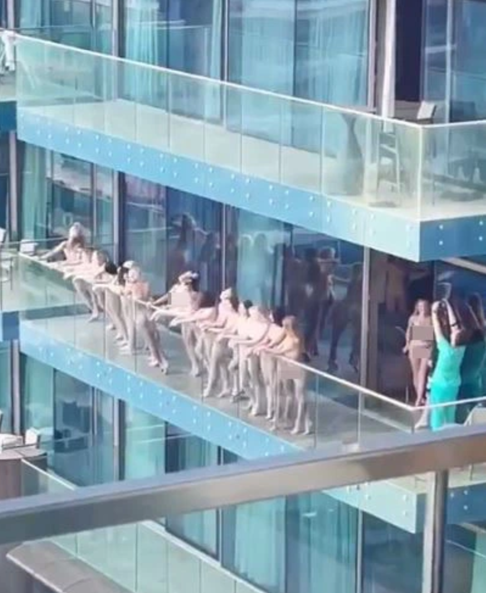 E stirea care face inconjurul lumii! S-au dezbracat complet si au iesit pe balcon sa faca poze! Au fost arestate imediat dupa _2