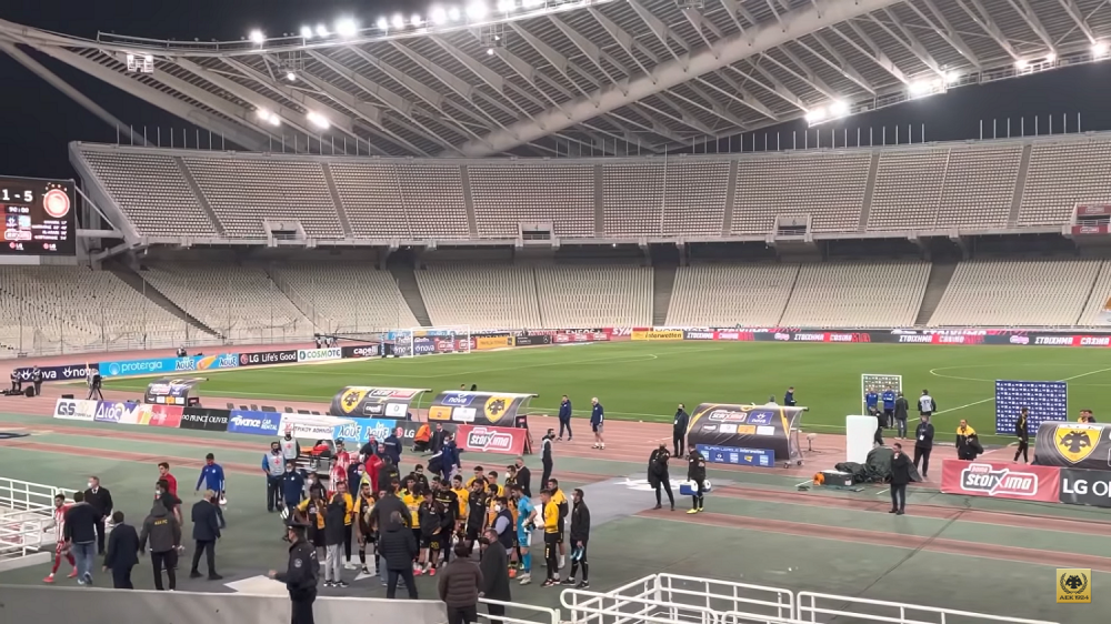 Scandal imens pentru Nedelcearu si coechipierii sai! Ultrasii s-au dus pe teren si le-au cerut sa dea jos tricoul lui AEK! Jucatorii s-au intors impotriva antrenorului