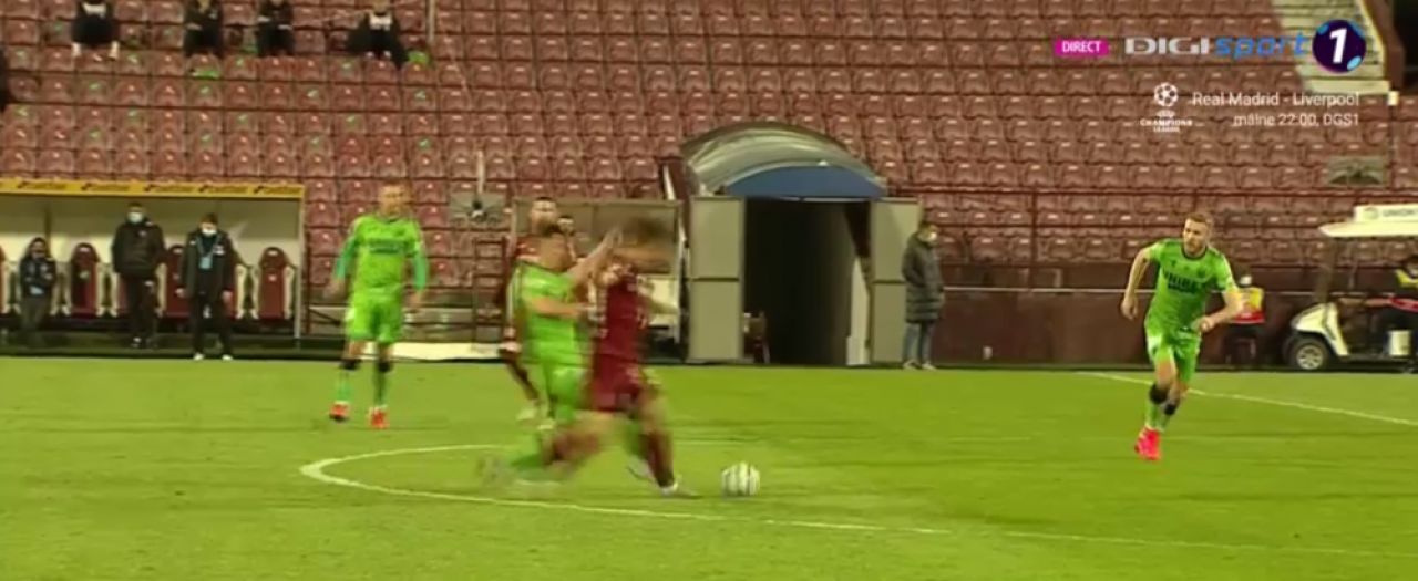 Dezastru pentru Dinamo la Cluj! Anton si Bejan au fost eliminati si alb-rosii au ramas in 9 oameni din minutul 37!_1