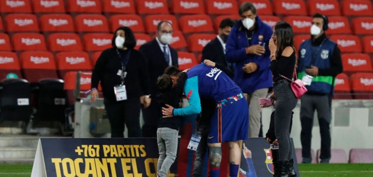 Gest superb al Barcelonei pentru Leo Messi! Fotbalistul a fost premiat pe gazon, alaturi de toata familia, dupa ce a depasit recordul de prezente pentru club_1