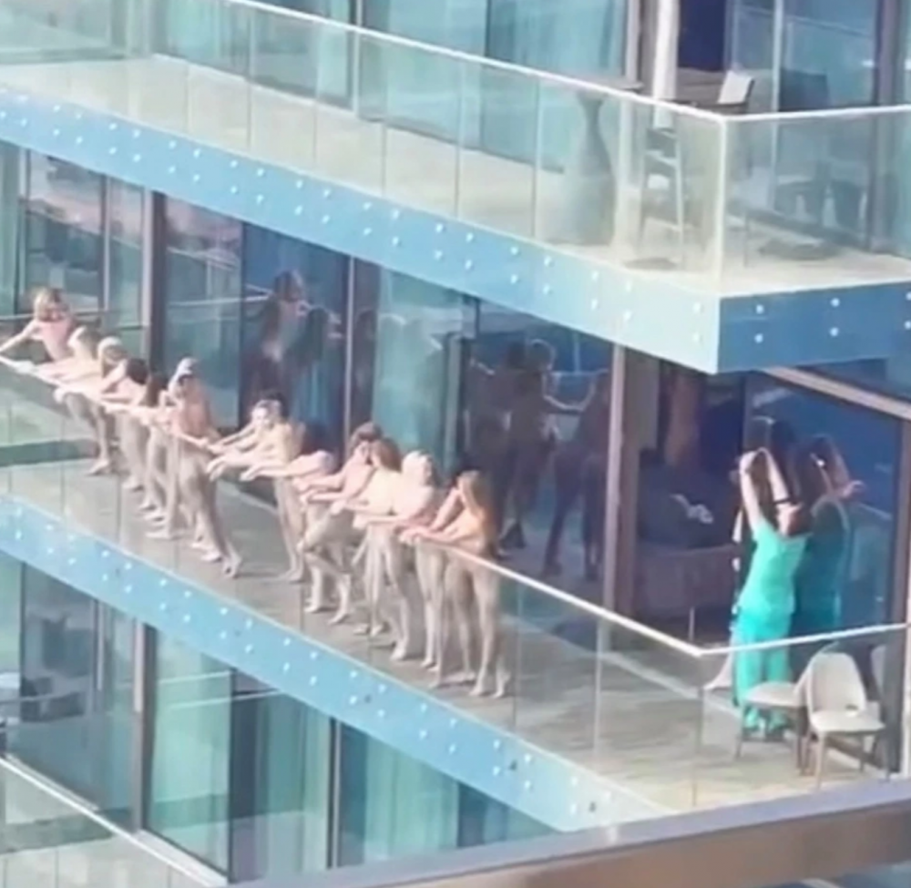Au aparut noi imagini din apartamentul in care mai multe modele s-au pozat dezbracate pe balcon! Cine erau fetele care risca sa intre la inchisoare_3