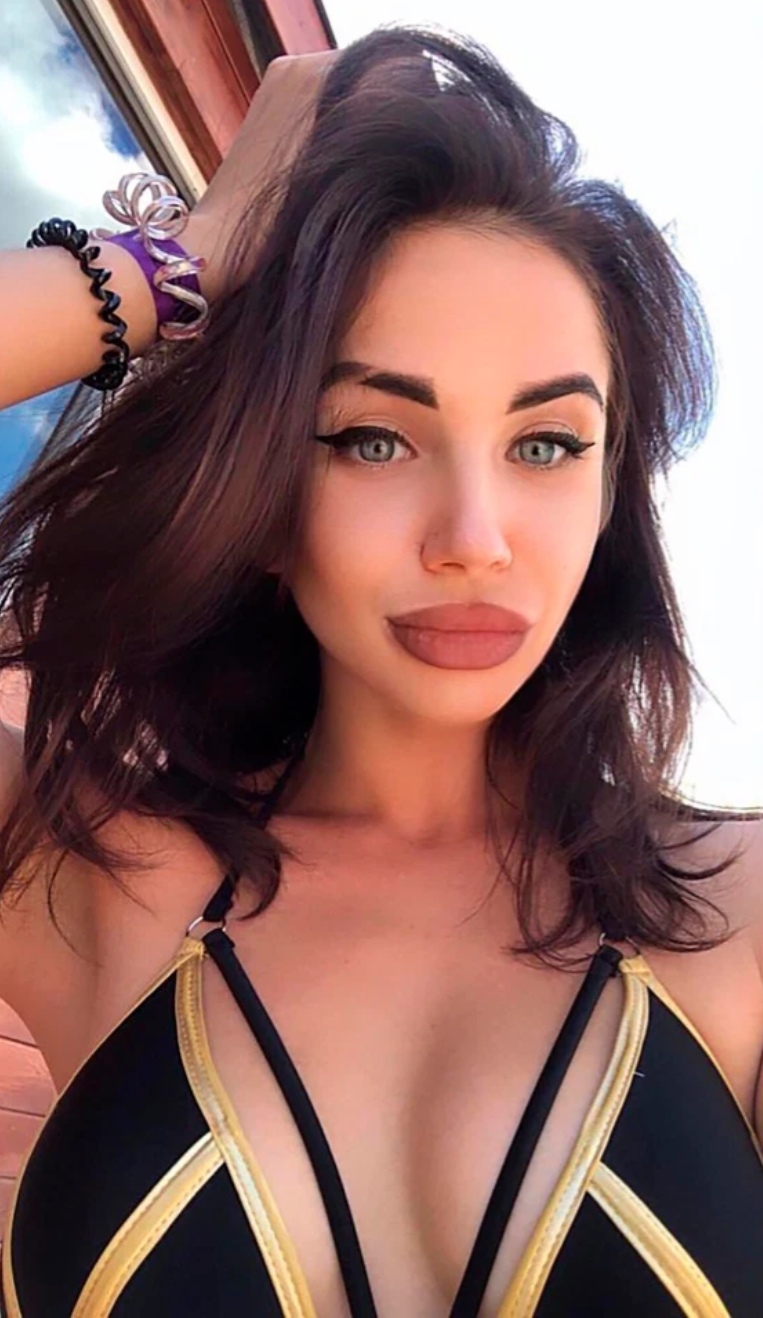 Au aparut noi imagini din apartamentul in care mai multe modele s-au pozat dezbracate pe balcon! Cine erau fetele care risca sa intre la inchisoare_7