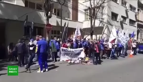 Au 'ingropat' sportul romanesc! Imagini incredibile din fata MTS! Zeci de oameni s-au strans si protesteaza