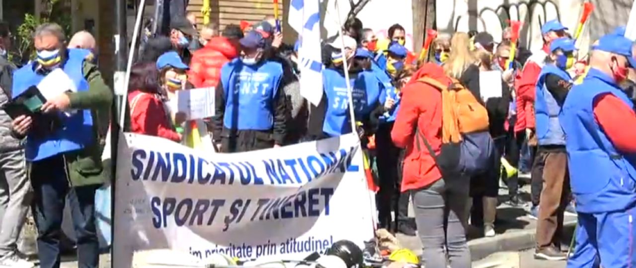 Au 'ingropat' sportul romanesc! Imagini incredibile din fata MTS! Zeci de oameni s-au strans si protesteaza_1
