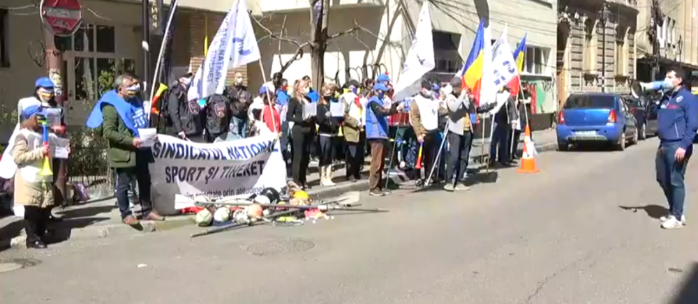 Au 'ingropat' sportul romanesc! Imagini incredibile din fata MTS! Zeci de oameni s-au strans si protesteaza_2