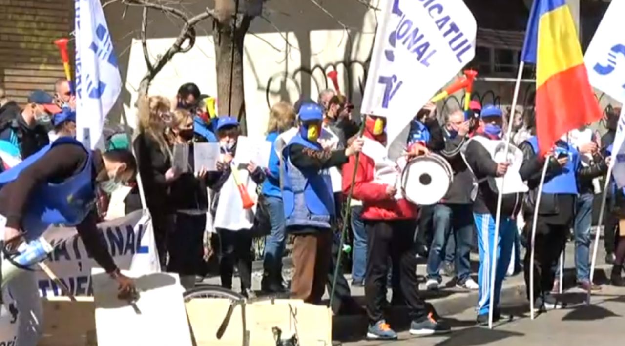 Au 'ingropat' sportul romanesc! Imagini incredibile din fata MTS! Zeci de oameni s-au strans si protesteaza_3