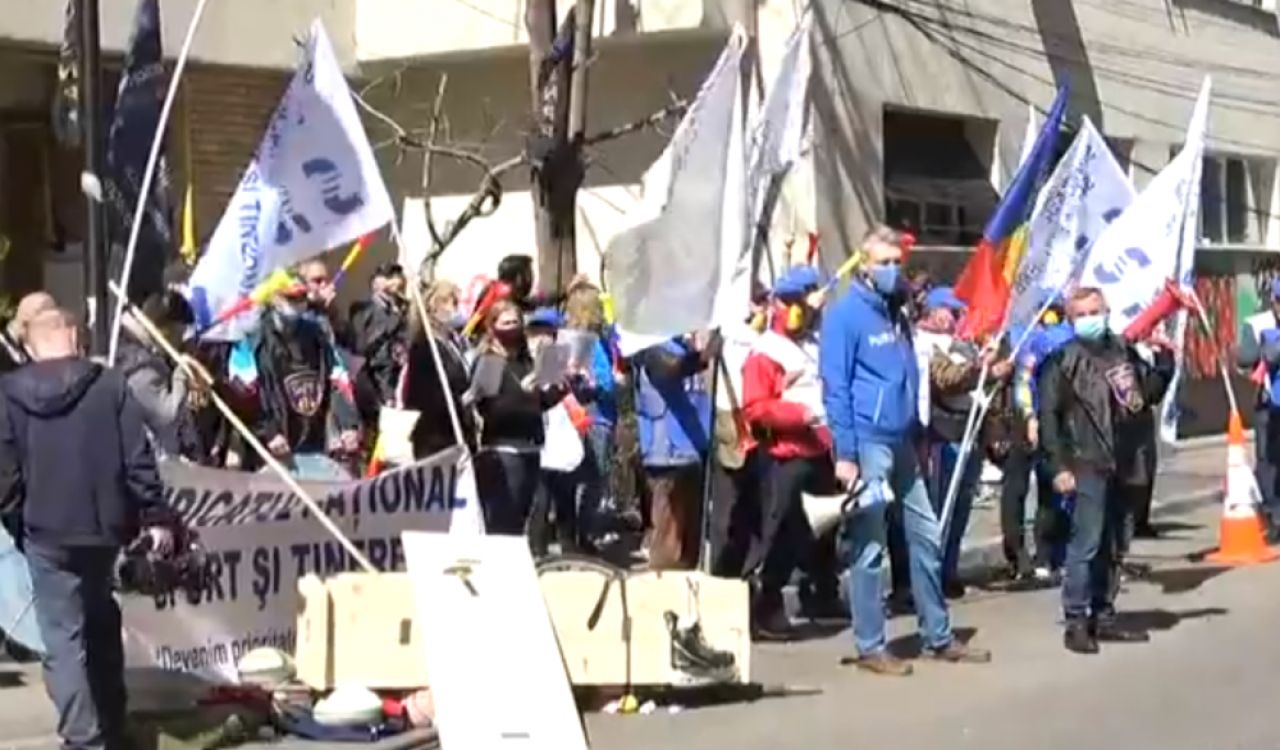 Au 'ingropat' sportul romanesc! Imagini incredibile din fata MTS! Zeci de oameni s-au strans si protesteaza_4