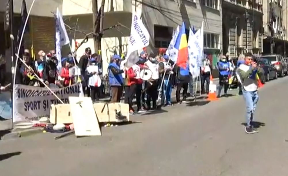 Au 'ingropat' sportul romanesc! Imagini incredibile din fata MTS! Zeci de oameni s-au strans si protesteaza_5