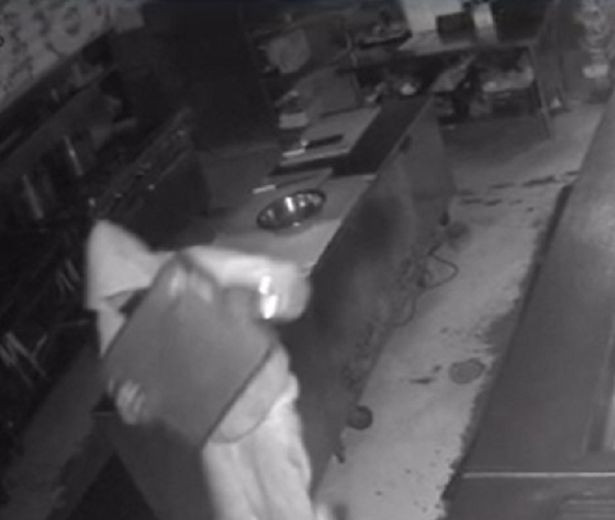 La asa ceva nu s-ar fi asteptat nimeni! Reactia incredibila a patronului unui restaurant care a fost jefuit! Ce i-a propus hotului&nbsp;