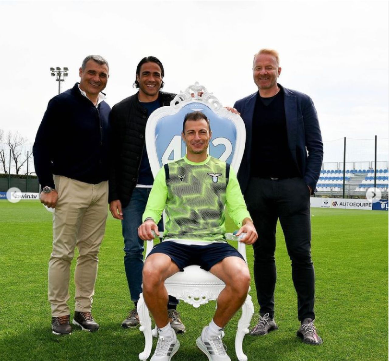 Stefan Radu a fost 'incoronat' la Lazio! Cum l-au omagiat colegii dupa ce a devenit jucatorul cu cele mai multe meciuri all-time pentru echipa din capitala Italiei_1