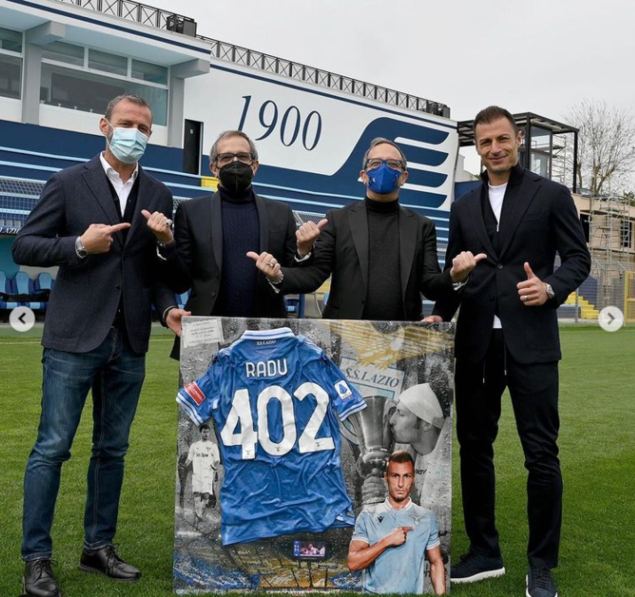 Stefan Radu a fost 'incoronat' la Lazio! Cum l-au omagiat colegii dupa ce a devenit jucatorul cu cele mai multe meciuri all-time pentru echipa din capitala Italiei_2