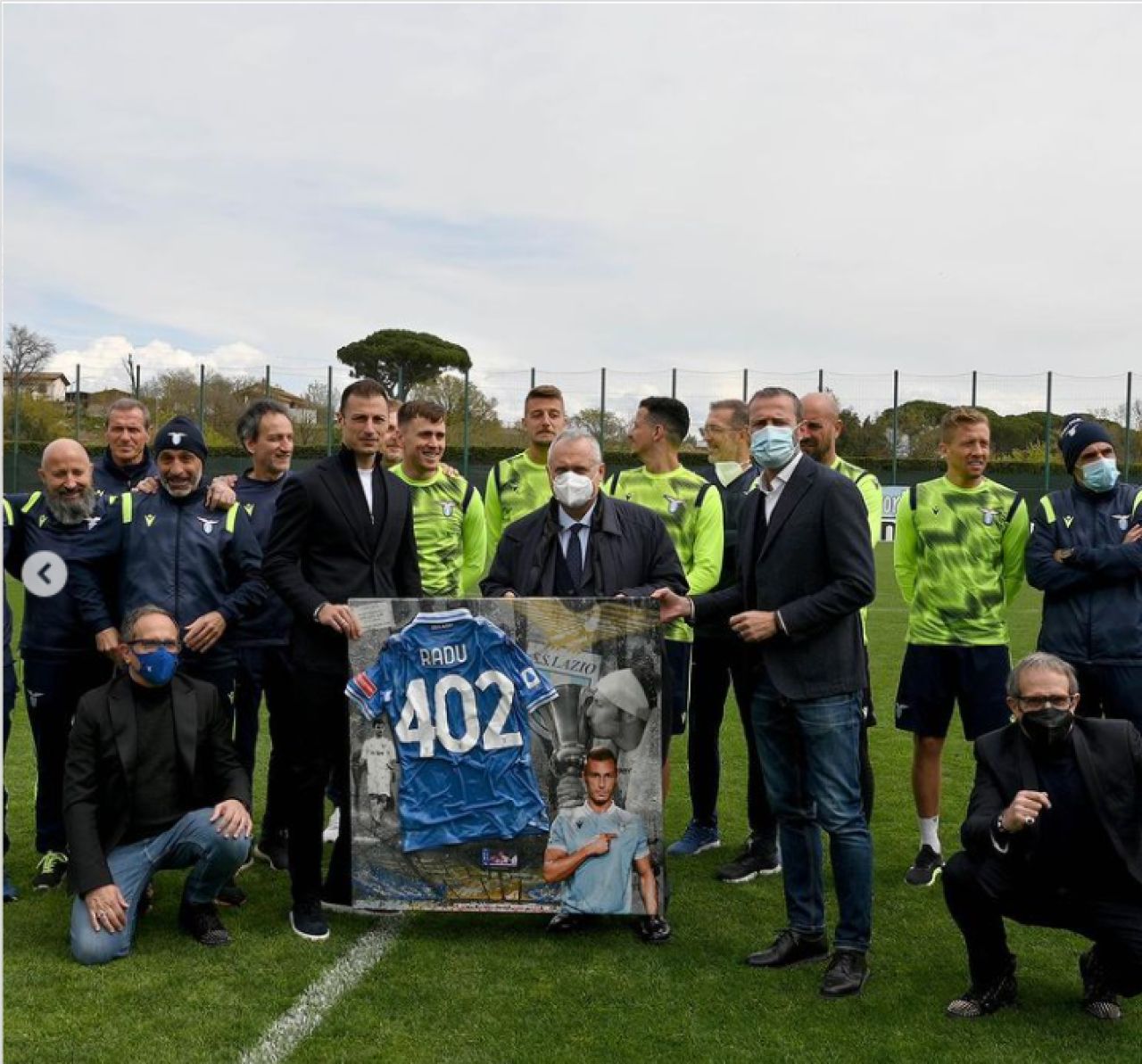 Stefan Radu a fost 'incoronat' la Lazio! Cum l-au omagiat colegii dupa ce a devenit jucatorul cu cele mai multe meciuri all-time pentru echipa din capitala Italiei_3
