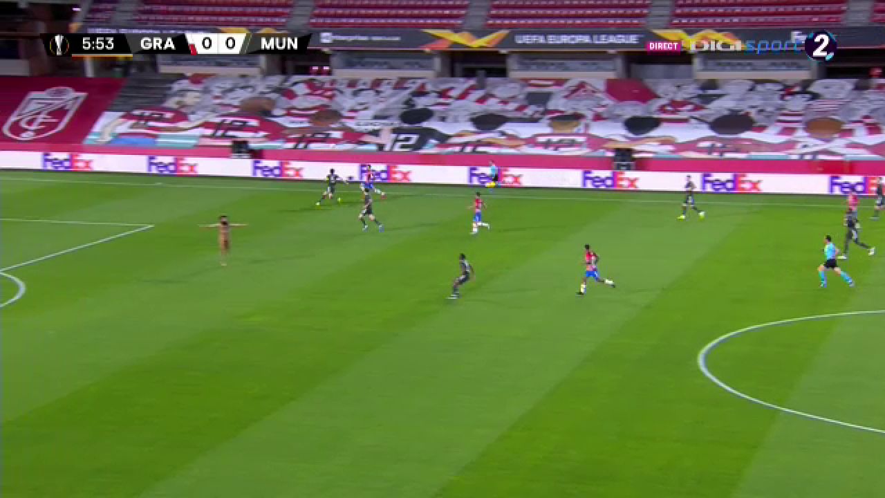 Un barbat complet dezbracat a oprit meciul lui Manchester United din Europa League! E faza care face inconjurul Planetei_1