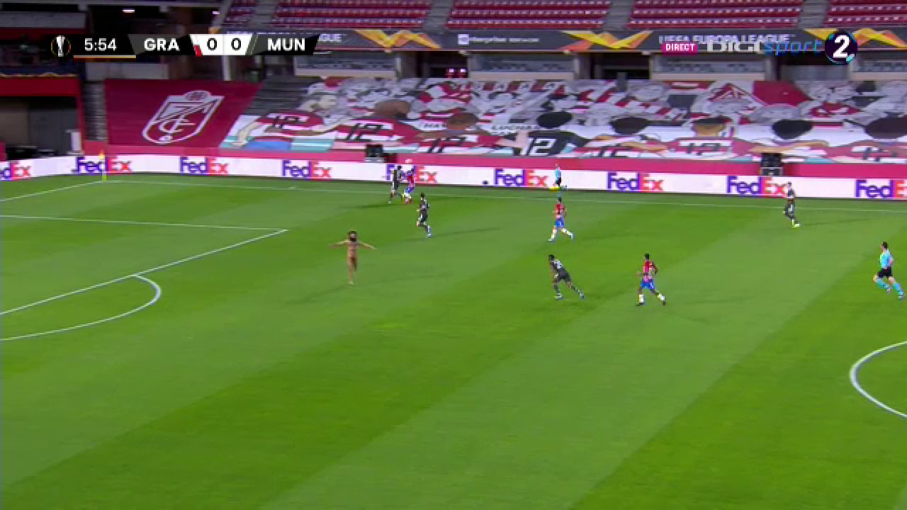 Un barbat complet dezbracat a oprit meciul lui Manchester United din Europa League! E faza care face inconjurul Planetei_2