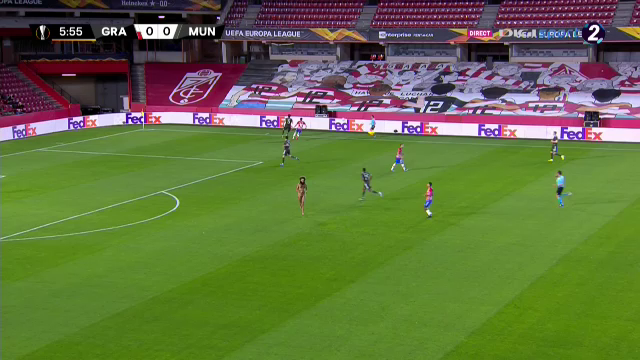 Un barbat complet dezbracat a oprit meciul lui Manchester United din Europa League! E faza care face inconjurul Planetei_3