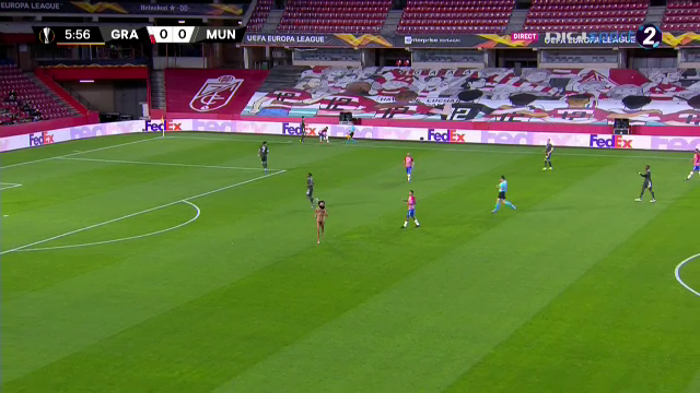 Un barbat complet dezbracat a oprit meciul lui Manchester United din Europa League! E faza care face inconjurul Planetei_4