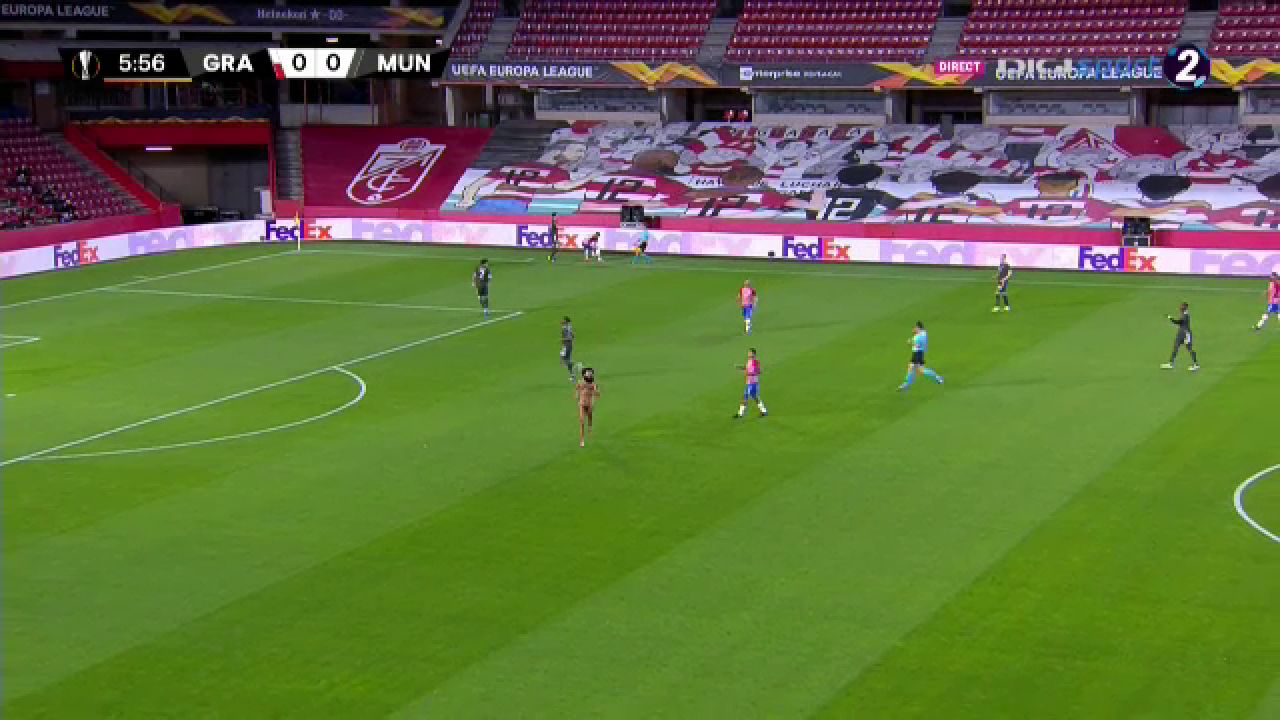 Un barbat complet dezbracat a oprit meciul lui Manchester United din Europa League! E faza care face inconjurul Planetei_4
