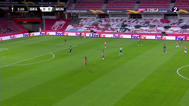 Un barbat complet dezbracat a oprit meciul lui Manchester United din Europa League! E faza care face inconjurul Planetei_5