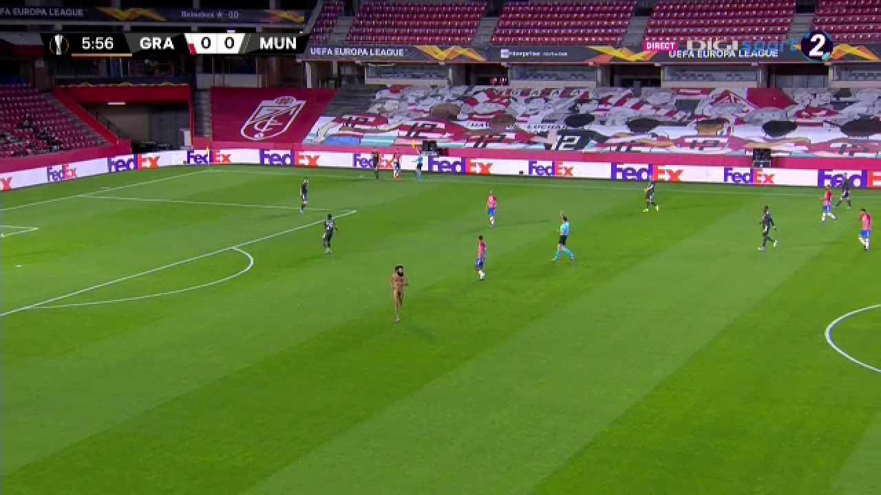 Un barbat complet dezbracat a oprit meciul lui Manchester United din Europa League! E faza care face inconjurul Planetei_5
