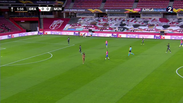 Un barbat complet dezbracat a oprit meciul lui Manchester United din Europa League! E faza care face inconjurul Planetei_6
