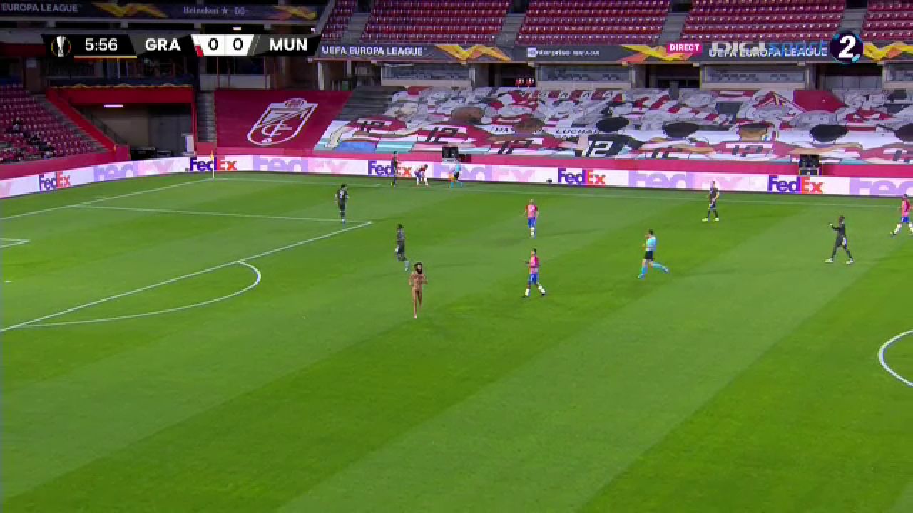 Un barbat complet dezbracat a oprit meciul lui Manchester United din Europa League! E faza care face inconjurul Planetei_6