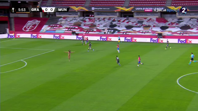 Un barbat complet dezbracat a oprit meciul lui Manchester United din Europa League! E faza care face inconjurul Planetei_7