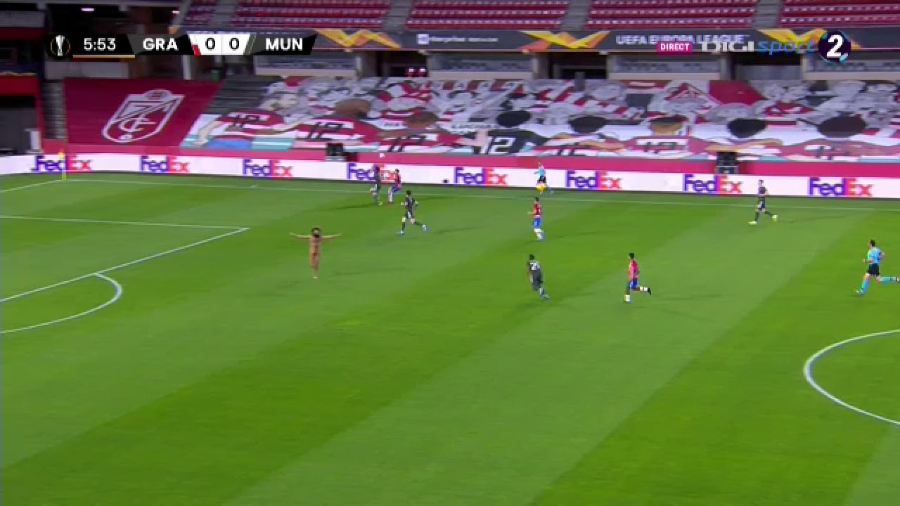 Un barbat complet dezbracat a oprit meciul lui Manchester United din Europa League! E faza care face inconjurul Planetei_7