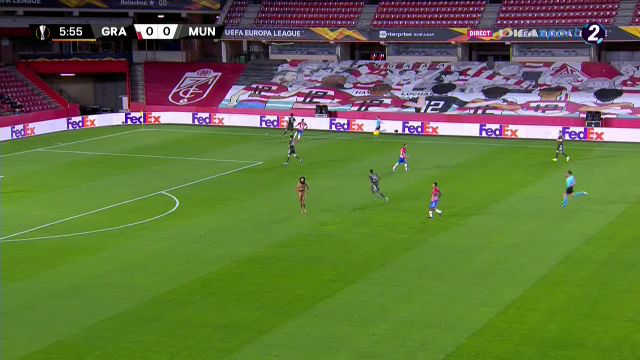 Un barbat complet dezbracat a oprit meciul lui Manchester United din Europa League! E faza care face inconjurul Planetei_8