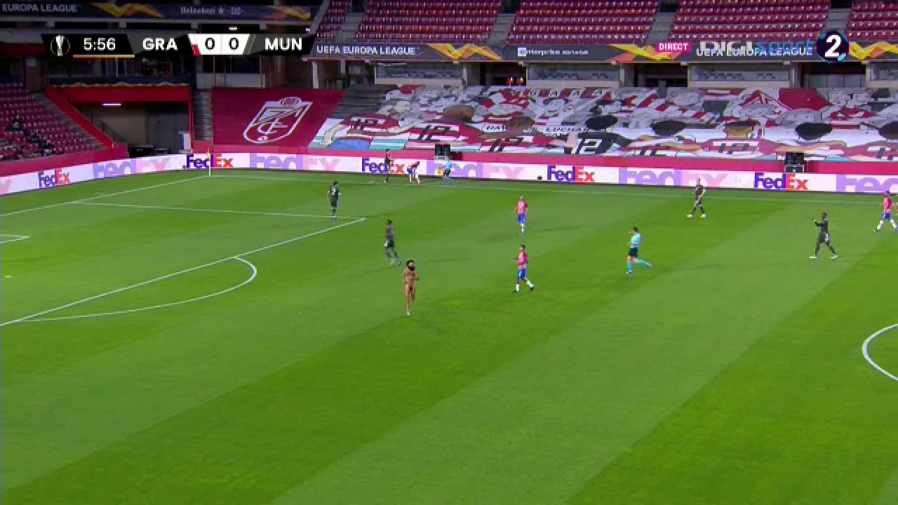 Un barbat complet dezbracat a oprit meciul lui Manchester United din Europa League! E faza care face inconjurul Planetei_9