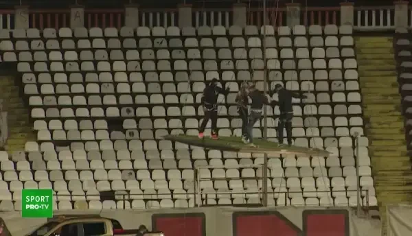 Show senzational oferit de dinamovisti! Fanii au jucat fotbal la inaltime! Ce mesaje au afisat folosindu-se de un balon cu aer cald