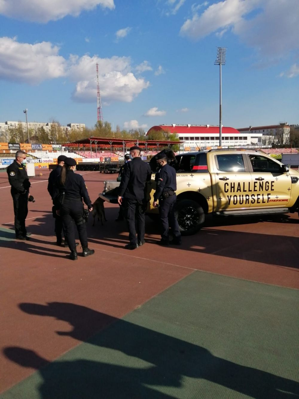 Show senzational oferit de dinamovisti! Fanii au jucat fotbal la inaltime! Ce mesaje au afisat folosindu-se de un balon cu aer cald