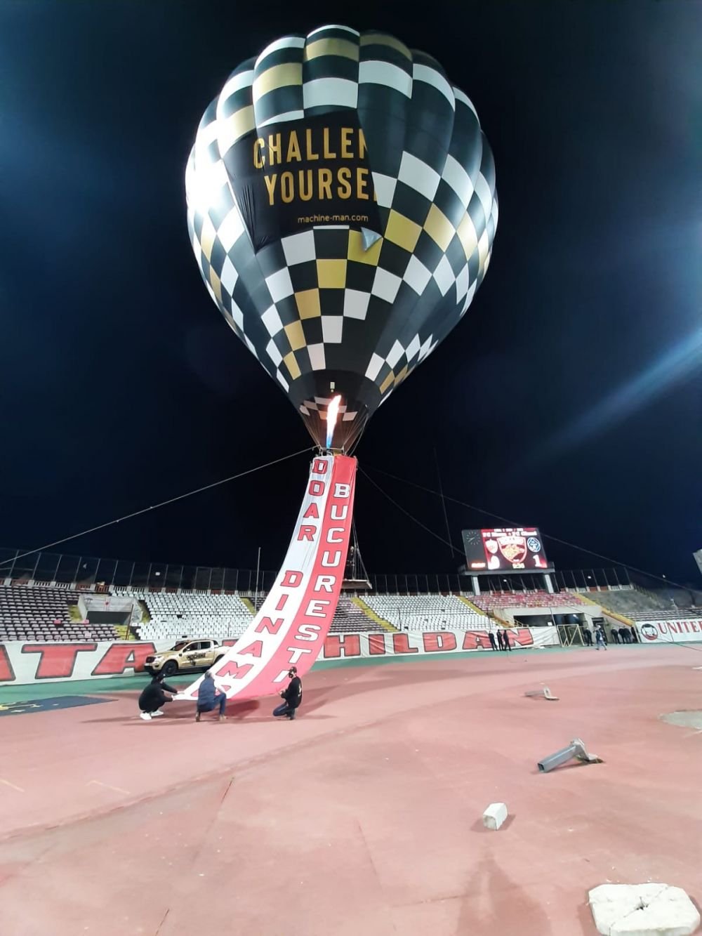 Show senzational oferit de dinamovisti! Fanii au jucat fotbal la inaltime! Ce mesaje au afisat folosindu-se de un balon cu aer cald_4